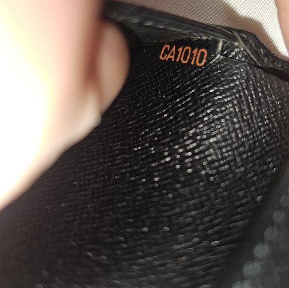 Like New Louis Vuitton Epi Bifold Wallet! - Picture 4 of 16